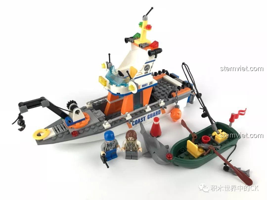 Toàn cảnh bộ đồ chơi xây dựng SEMBO 9551 đã lắp ráp hoàn chỉnh với tàu cứu hộ, thuyền nhỏ, 2 minifigures và cá mập.