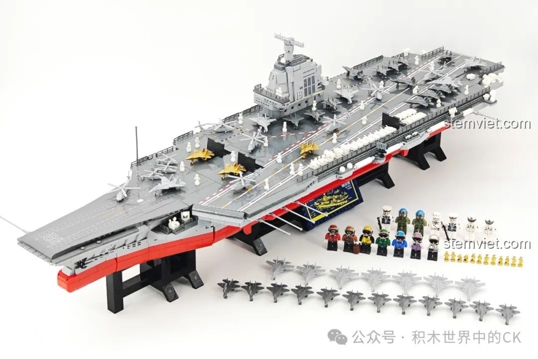 Toàn cảnh bộ sưu tập Tàu sân bay CV-18 SEMBO 208124, bao gồm mô hình tàu, phi đội máy bay và dàn minifigure đầy đủ.