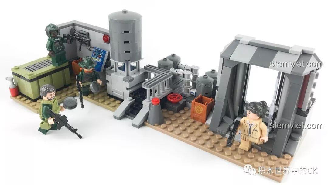 Toàn cảnh sa bàn chiến đấu PUBG LELE 36029 với cả 4 minifigures đang trong các vị trí chiến đấu.