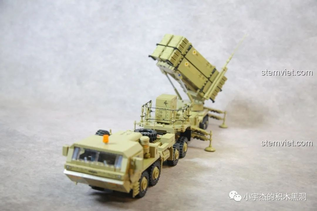 Góc nhìn ngang toàn bộ mô hình Xe Tải Tên Lửa M983, thể hiện chiều dài 62cm ấn tượng.