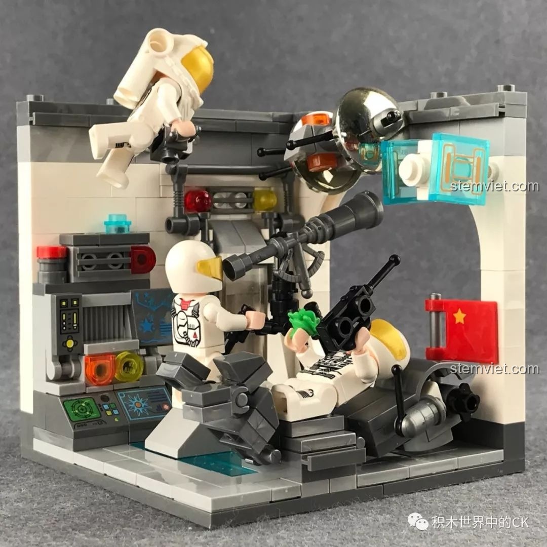 Mô hình Đài Thiên văn XB-01402-E hoàn chỉnh với các minifigure phi hành gia đang làm việc.