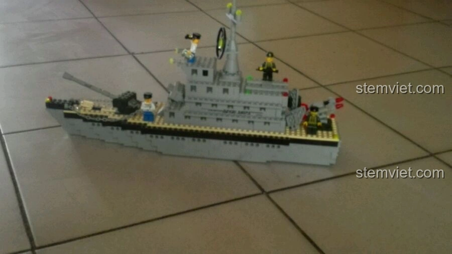 Toàn cảnh mô hình Enlighten 0280 Tàu Khu Trục Quân Sự đã hoàn chỉnh, với các minifigure