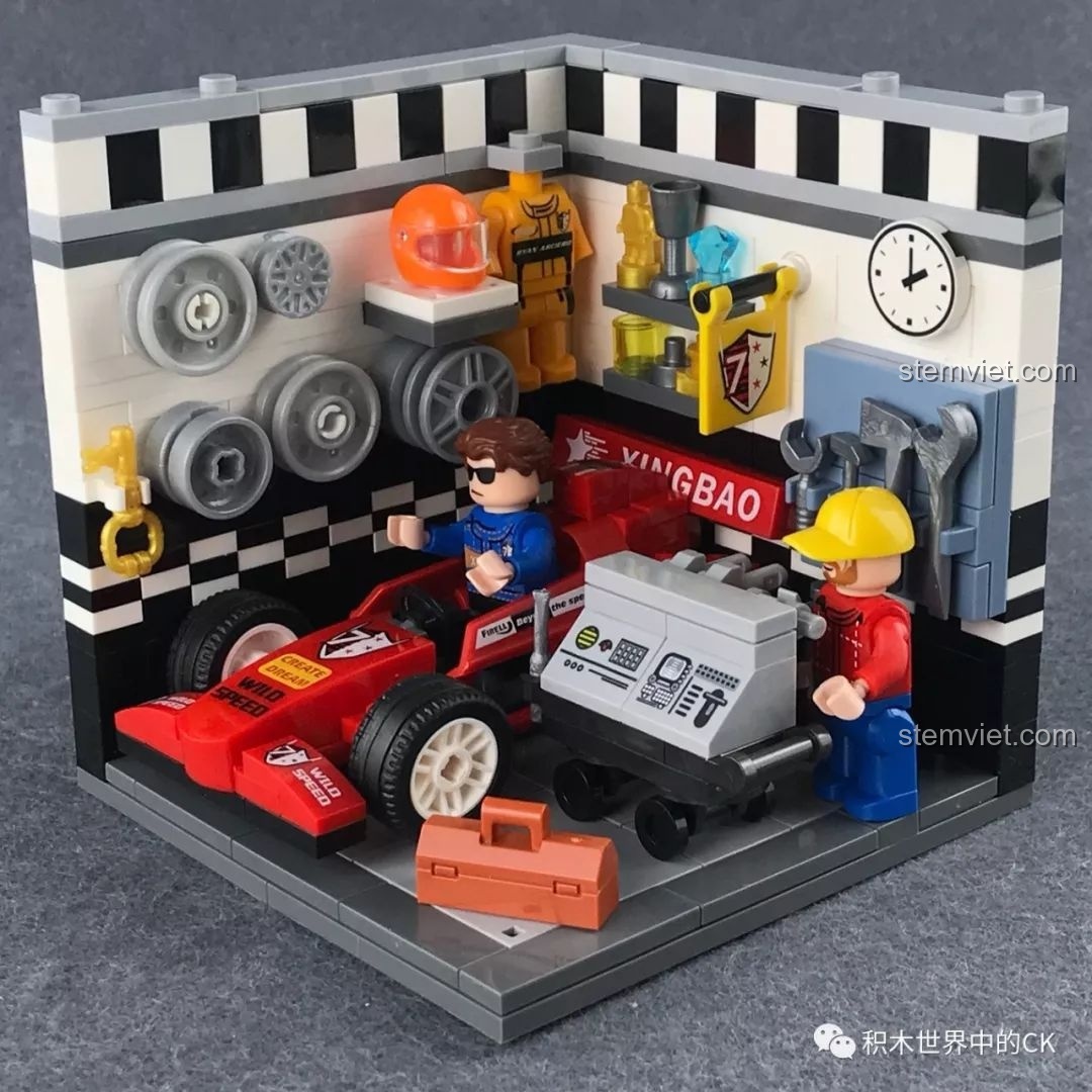 Mô hình Gara Đua xe XB-01402-F hoàn chỉnh với các minifigure đang làm việc.