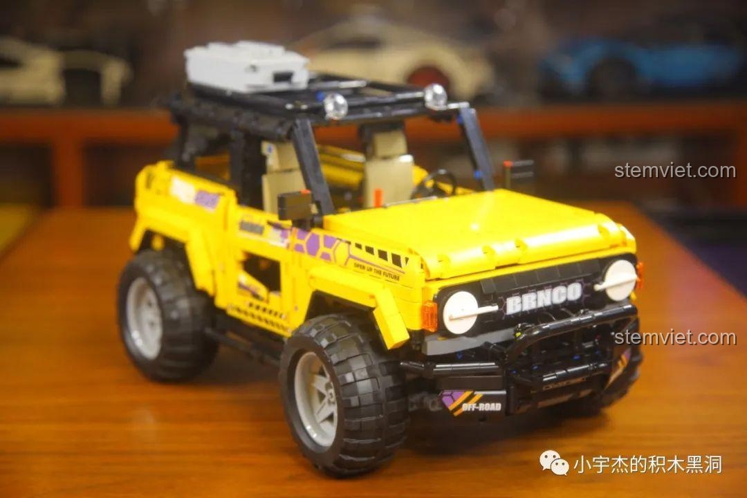 Góc nhìn tổng thể phía trước của mô hình xe Ford Bronco MY88005 đã hoàn thiện và dán decal.