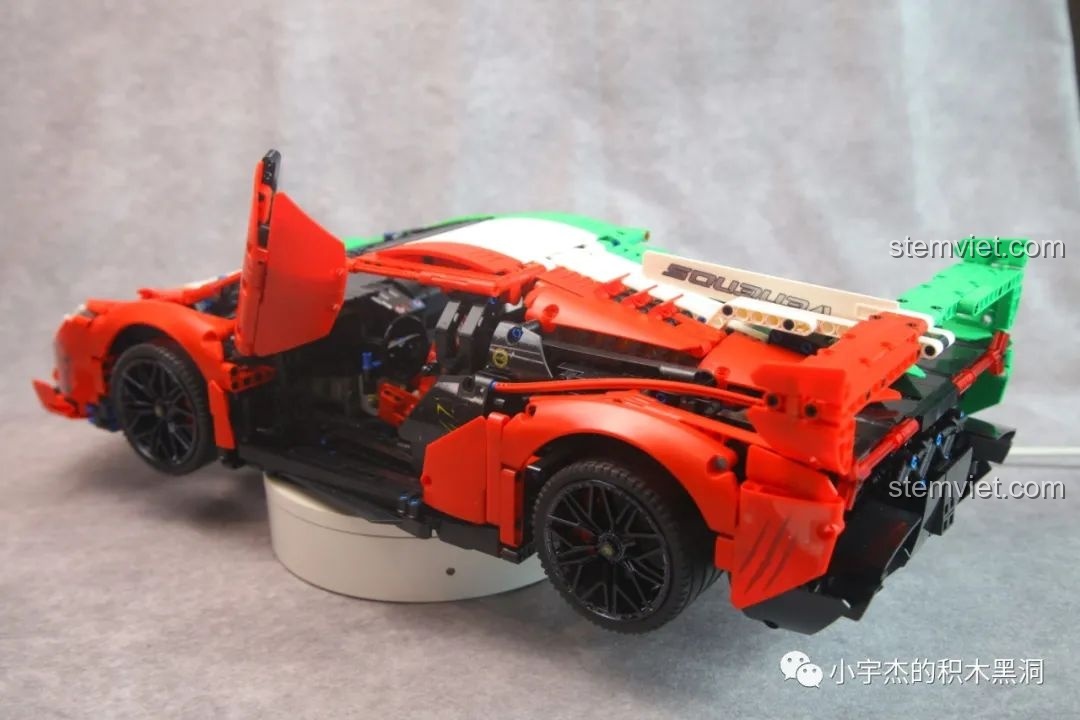 Toàn cảnh mô hình K-box 10222 Lamborghini Veneno hoàn chỉnh, một kiệt tác lắp ráp technic với hơn 3600 chi tiết.