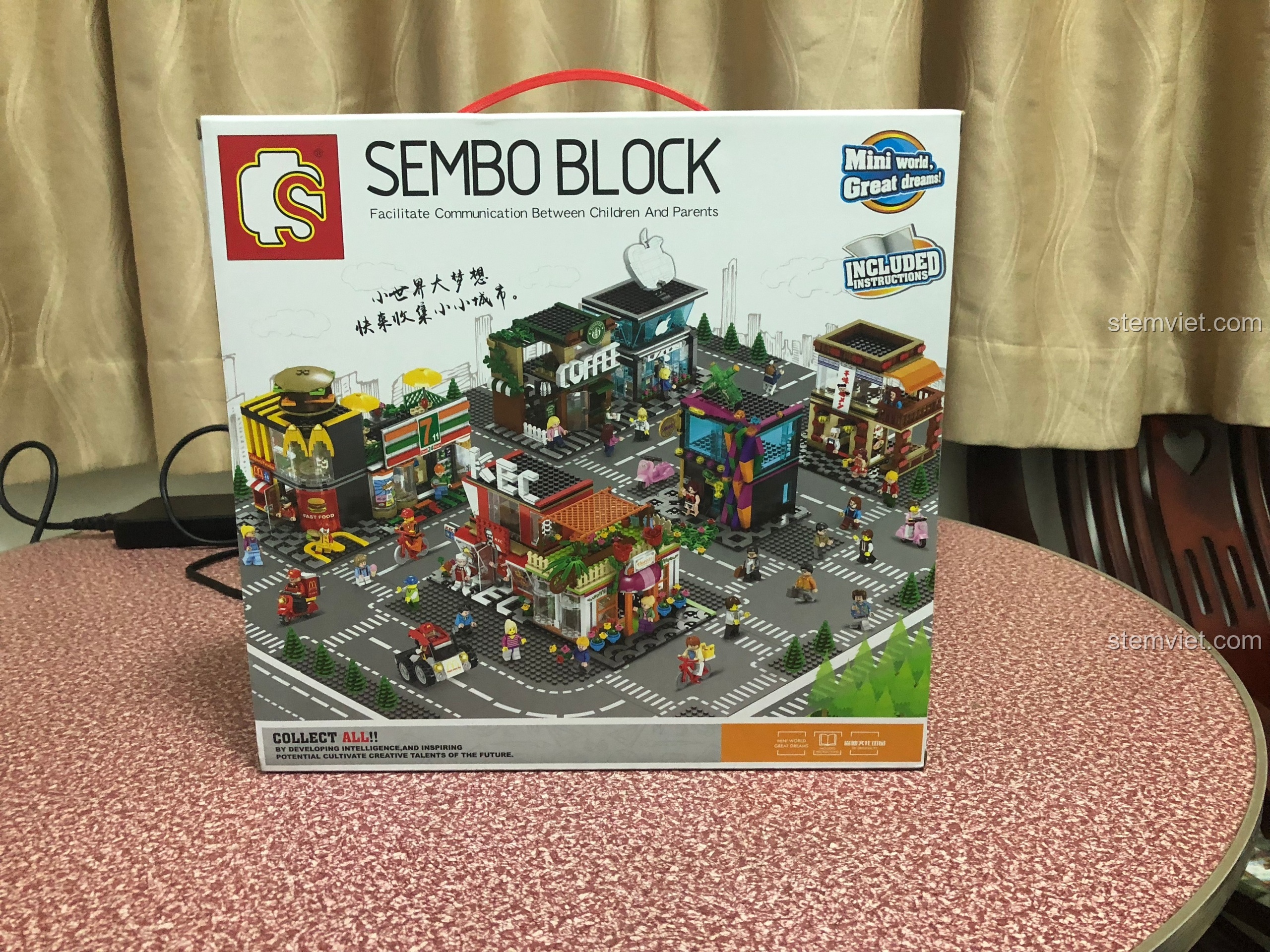 Mặt sau hộp Sembo Street View trưng bày toàn bộ 8 mô hình cửa hàng được lắp ráp và kết nối thành một khu phố.