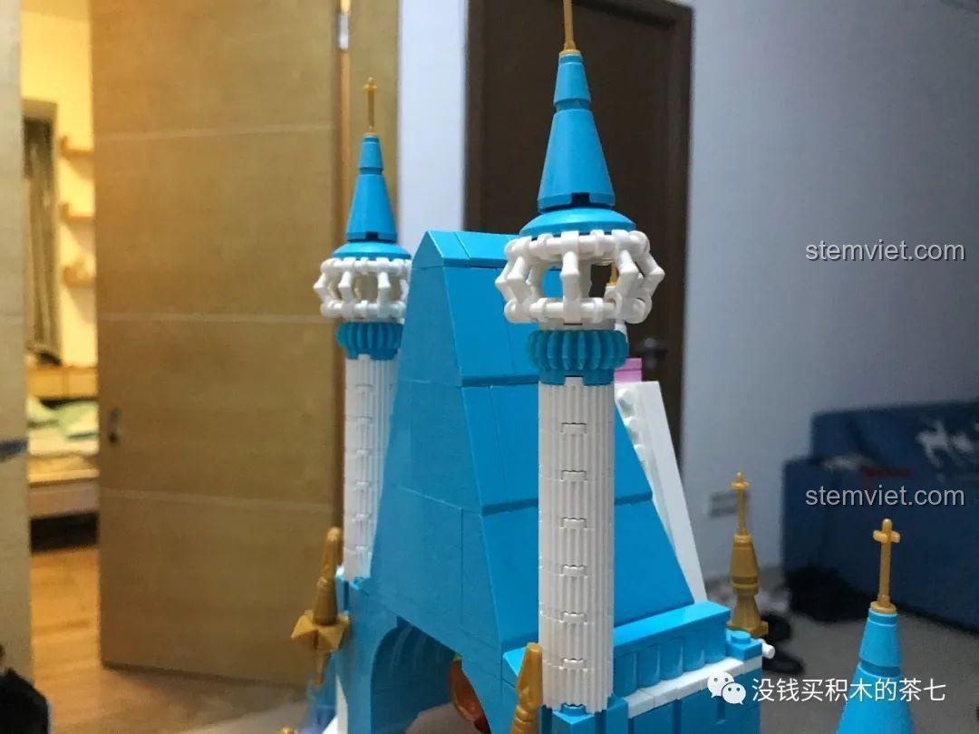 Toàn cảnh Lâu Đài Công Chúa Ánh Sáng SEMBO 604003 đã hoàn thiện với sân vườn và cổng chào.