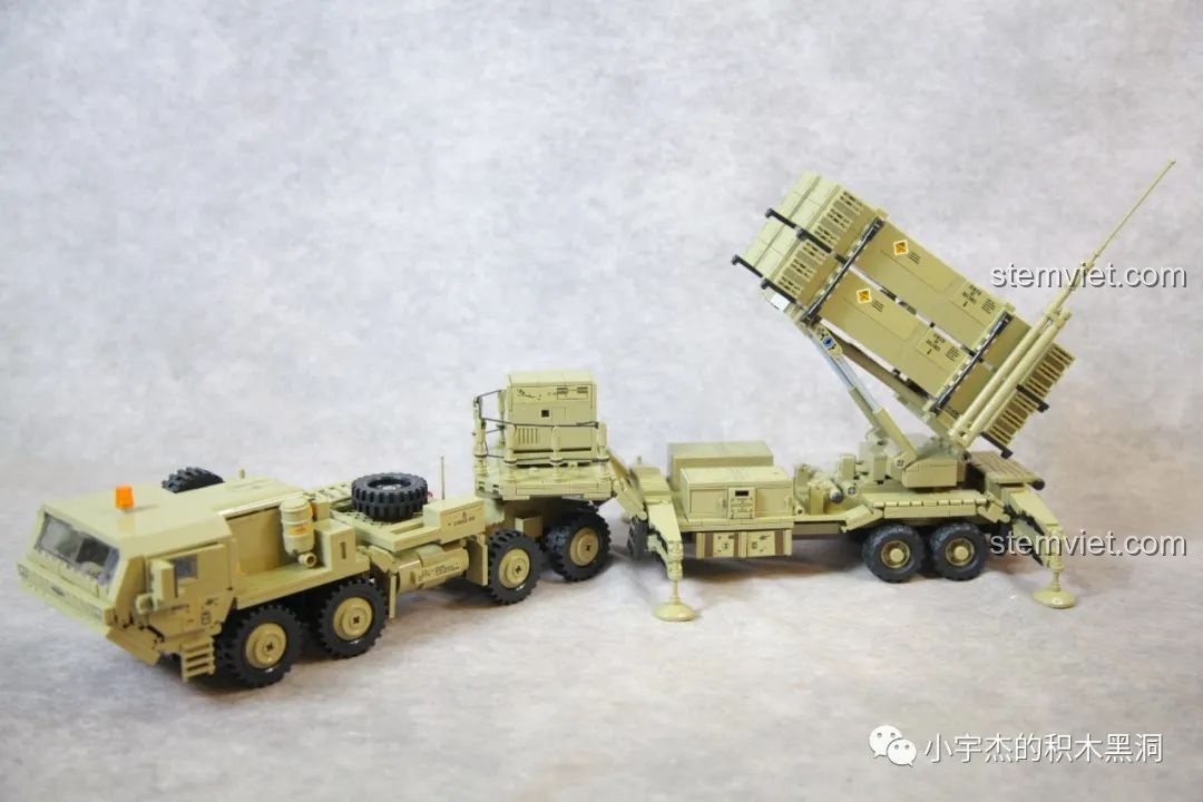 Toàn cảnh mô hình Xe Tải Tên Lửa M983 628014 hoàn chỉnh với bệ phóng được nâng cao, sẵn sàng để trưng bày.