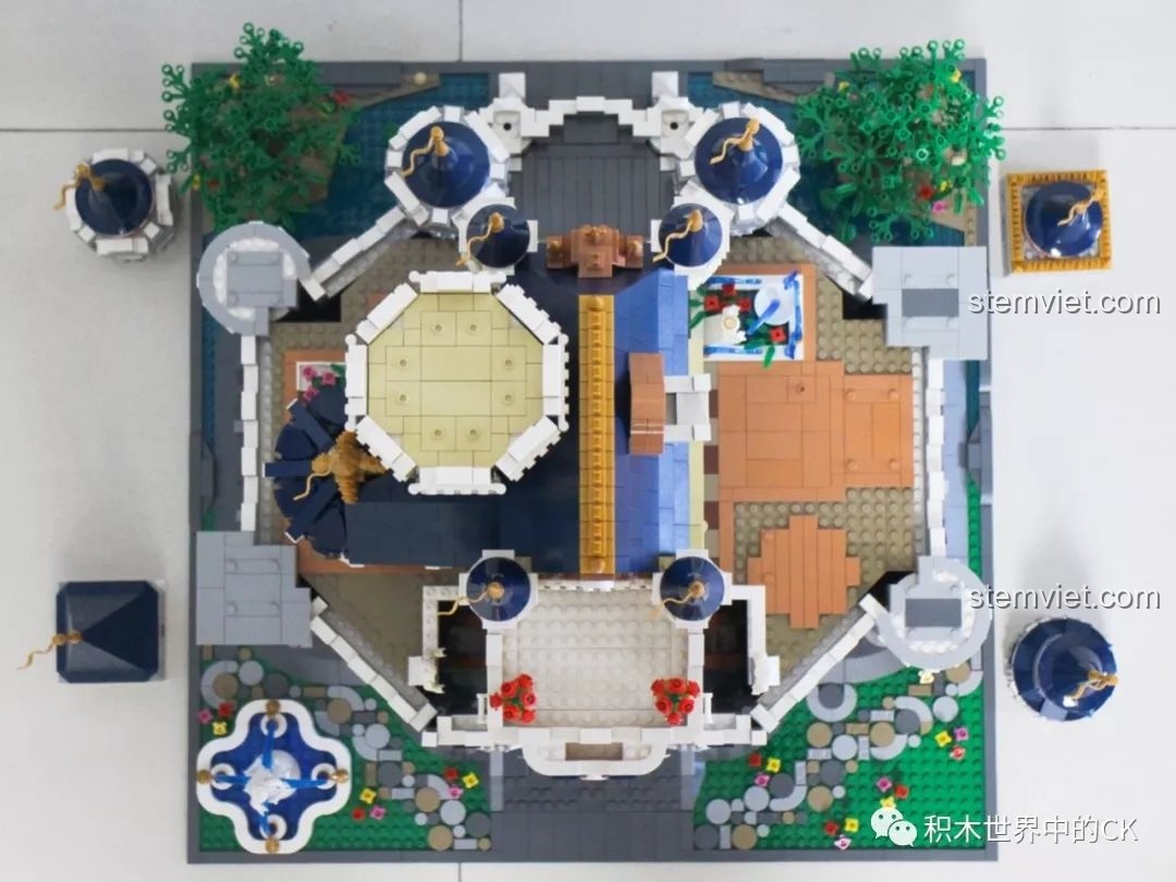 Toàn cảnh mặt sau mở của bộ đồ chơi xây dựng Lâu đài công chúa, hiển thị tất cả các phòng.