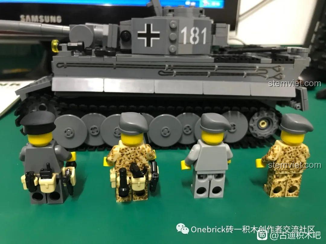 Toàn cảnh mô hình xe tăng GUDI 6104 và 4 minifigures, một bộ lắp ráp đáng tiền cho bé trai 6 tuổi.