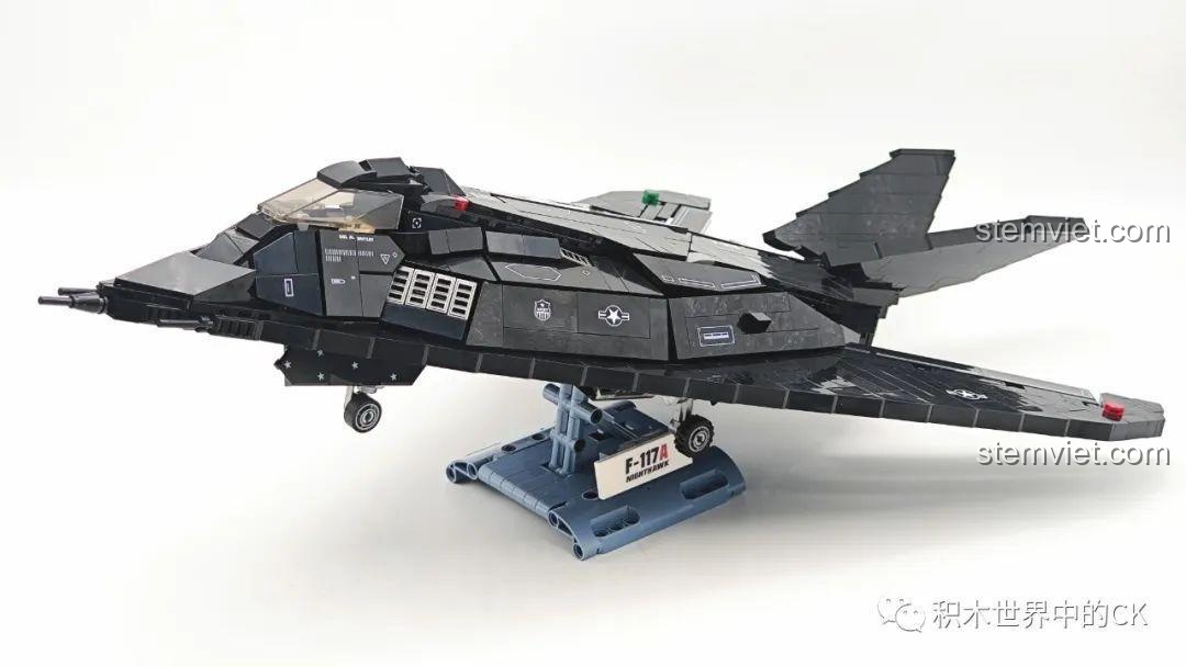 Toàn cảnh mô hình JIESTAR 58058 Máy bay tàng hình F-117A Nighthawk hoàn chỉnh, đặt trên đế trưng bày màu xanh xám.