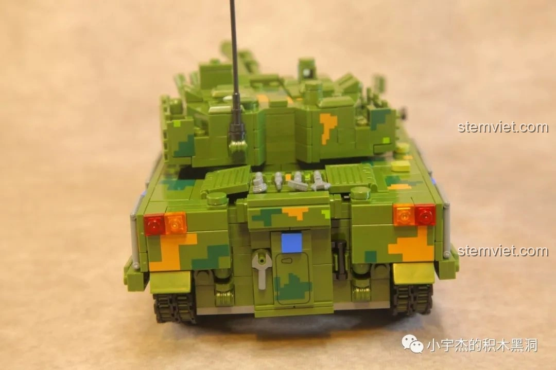 Toàn cảnh mô hình Panlos Brick 639010 Xe Bọc Thép 04A cùng các minifigures