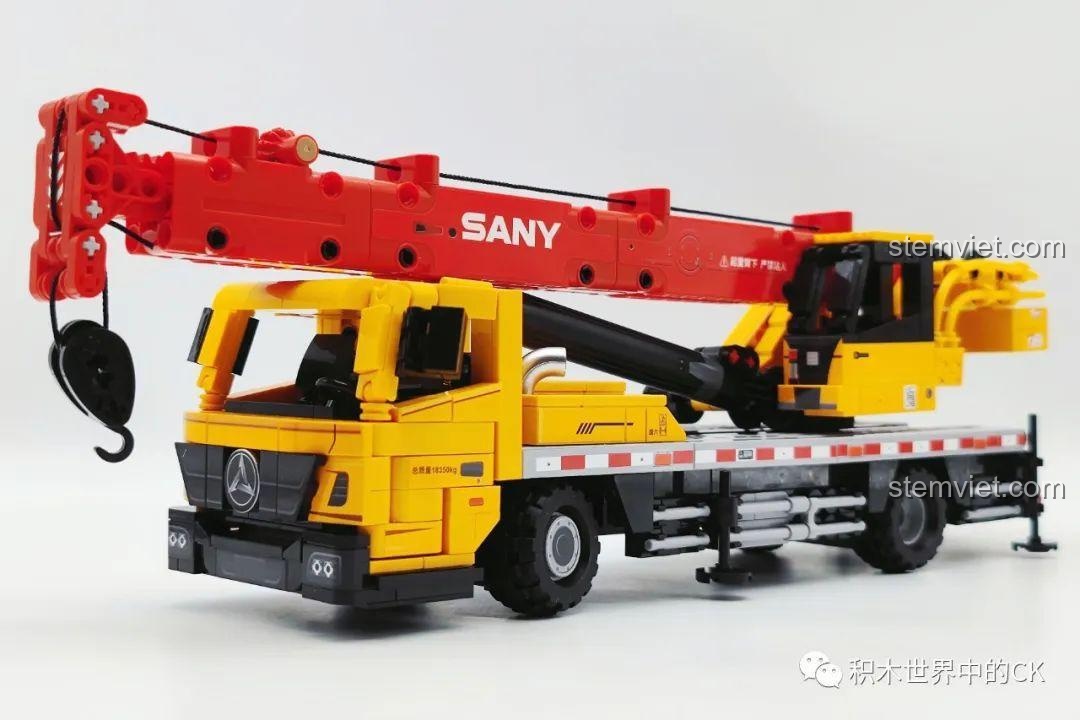 Toàn cảnh mô hình Xe Cẩu Tải SANY STC120T5 hoàn thiện, nhìn từ bên hông, khoe trọn vẻ đẹp.