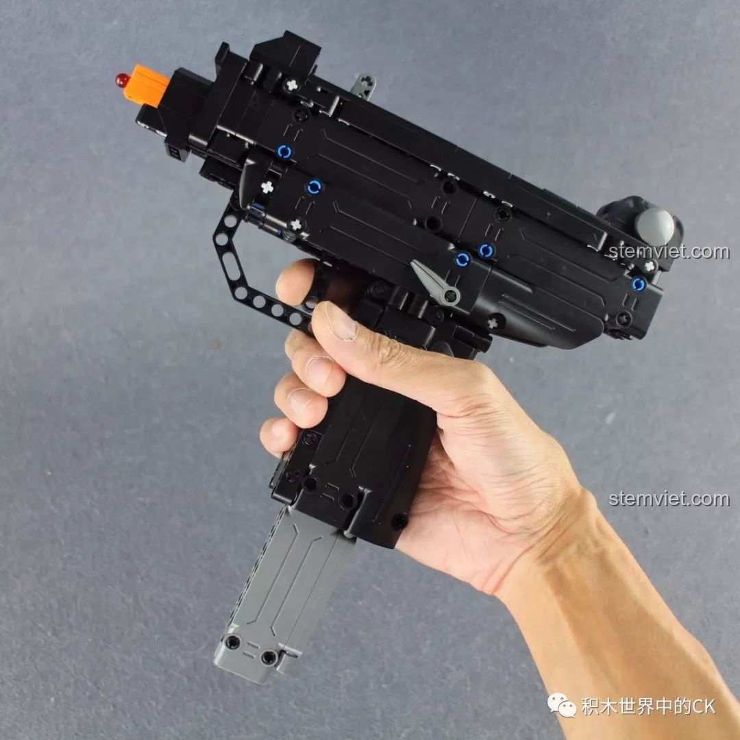 Ảnh chụp toàn cảnh mô hình Súng UZI CaDA C81008 đã lắp ráp hoàn chỉnh, thể hiện thiết kế chi tiết và đẹp mắt.