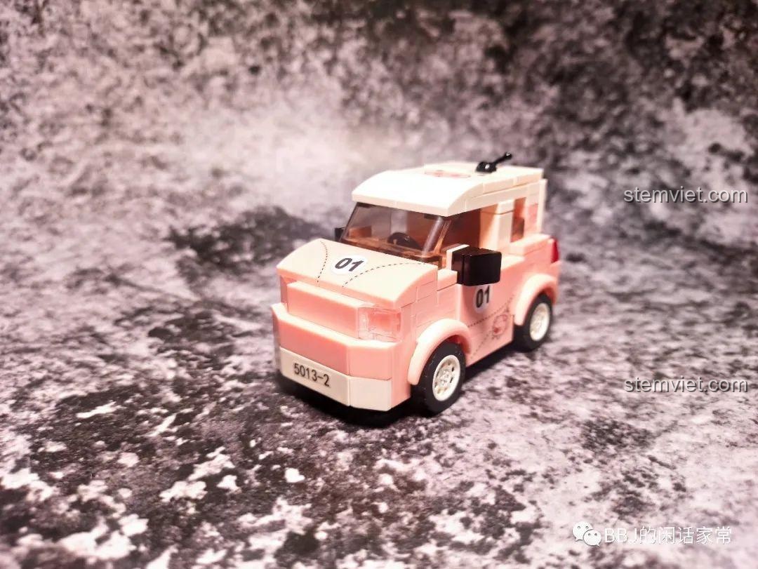 Toàn cảnh mô hình xe Wuling Hongguang MINI EV SY5013 màu hồng đã hoàn thiện, sẵn sàng để trưng bày.