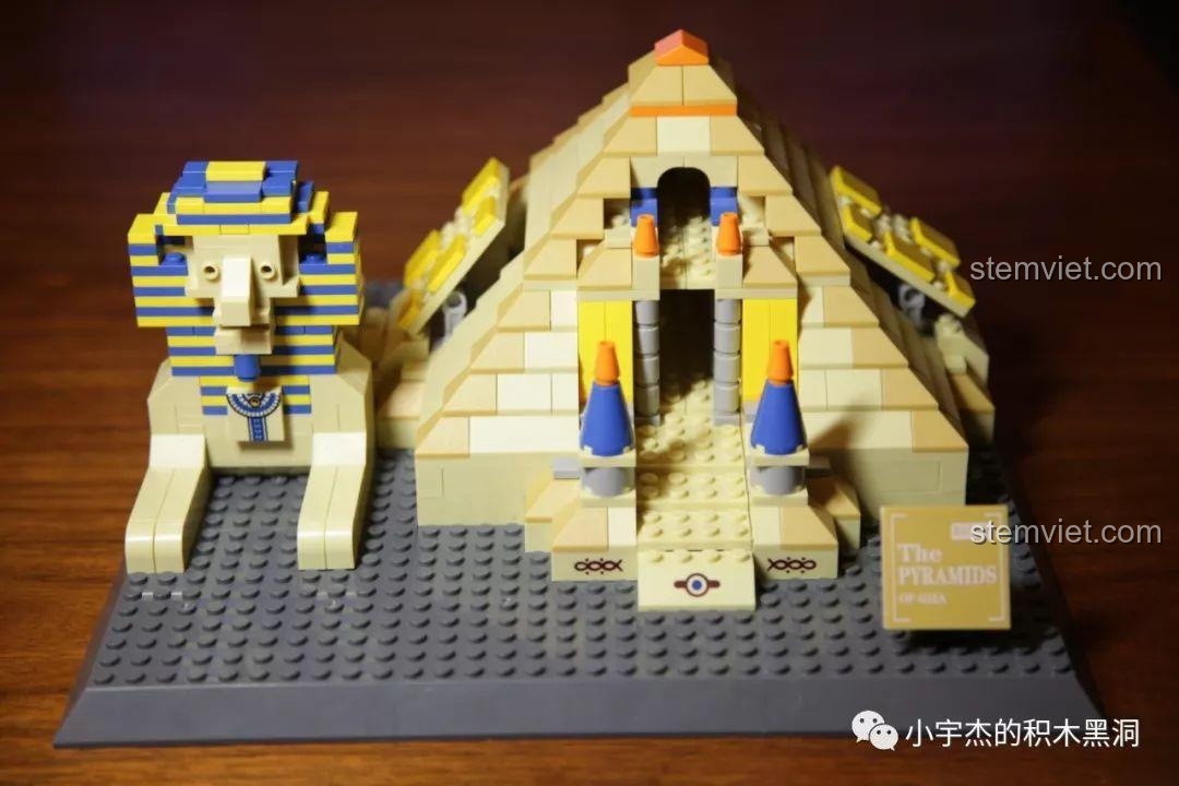 Toàn cảnh mô hình WANGE 4210 hoàn chỉnh với biển tên 'The Pyramids of Giza' ở phía trước.