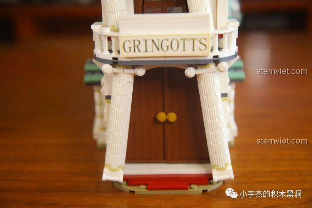 Toàn cảnh bộ lắp ráp Ngân hàng Gringotts và Rồng bụng sắt Ukraine MORK 032101, tác phẩm hoàn chỉnh.