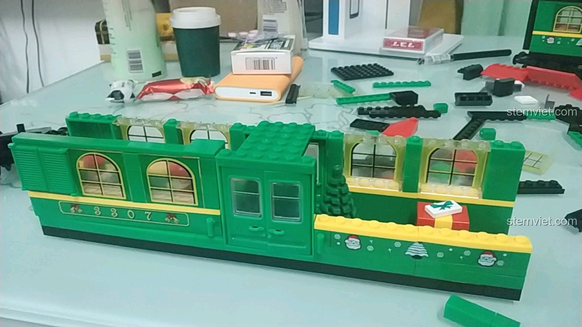 Toàn cảnh nội thất của Mô hình toa tàu chủ đề Noel Enlighten 626 đã hoàn thiện.