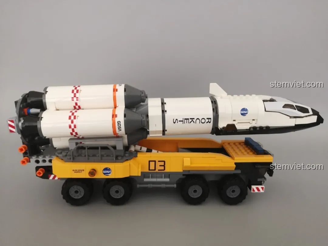 Toàn cảnh phía sau của bộ lắp ráp Xe phóng tên lửa 10803 siêu tiết kiệm khi tên lửa được nâng lên.