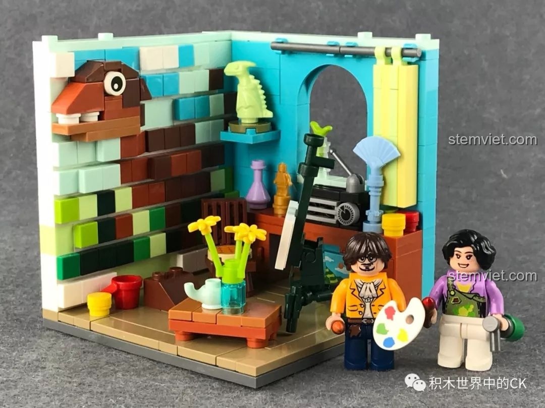 Mô hình Phòng làm việc của Họa sĩ XB-01402-A hoàn chỉnh với hai minifigure đang trong không gian làm việc của mình.