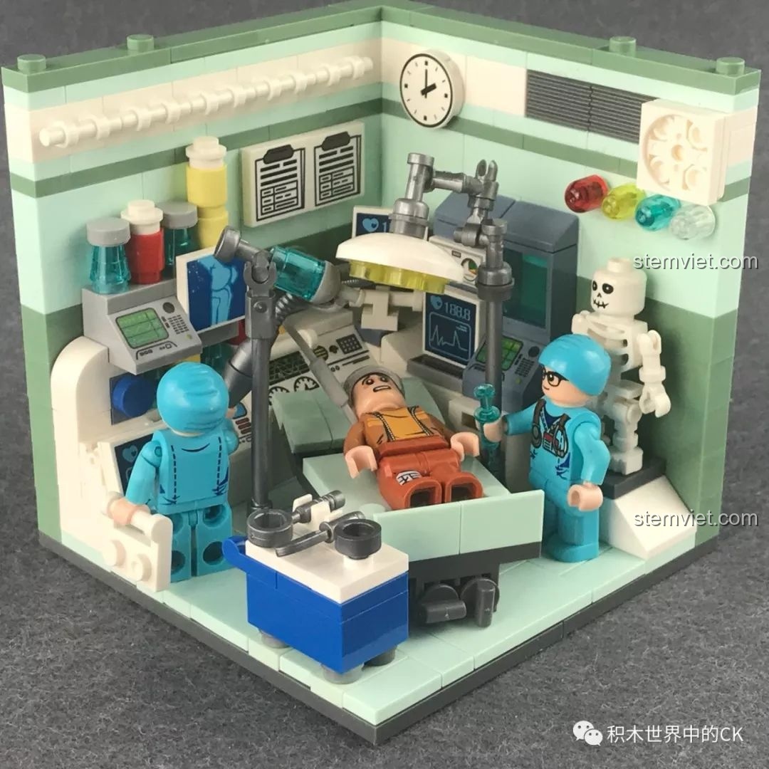 Mô hình Phòng Phẫu thuật XB-01402-D hoàn chỉnh với các minifigure đang thực hiện một ca mổ.