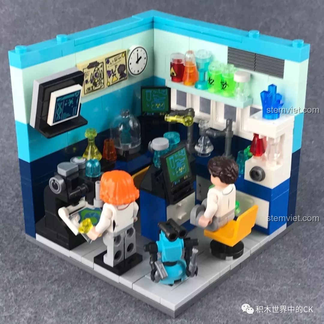 Mô hình Phòng thí nghiệm Khoa học XB-01402-B hoàn chỉnh với hai minifigure đang làm việc và robot phụ tá.