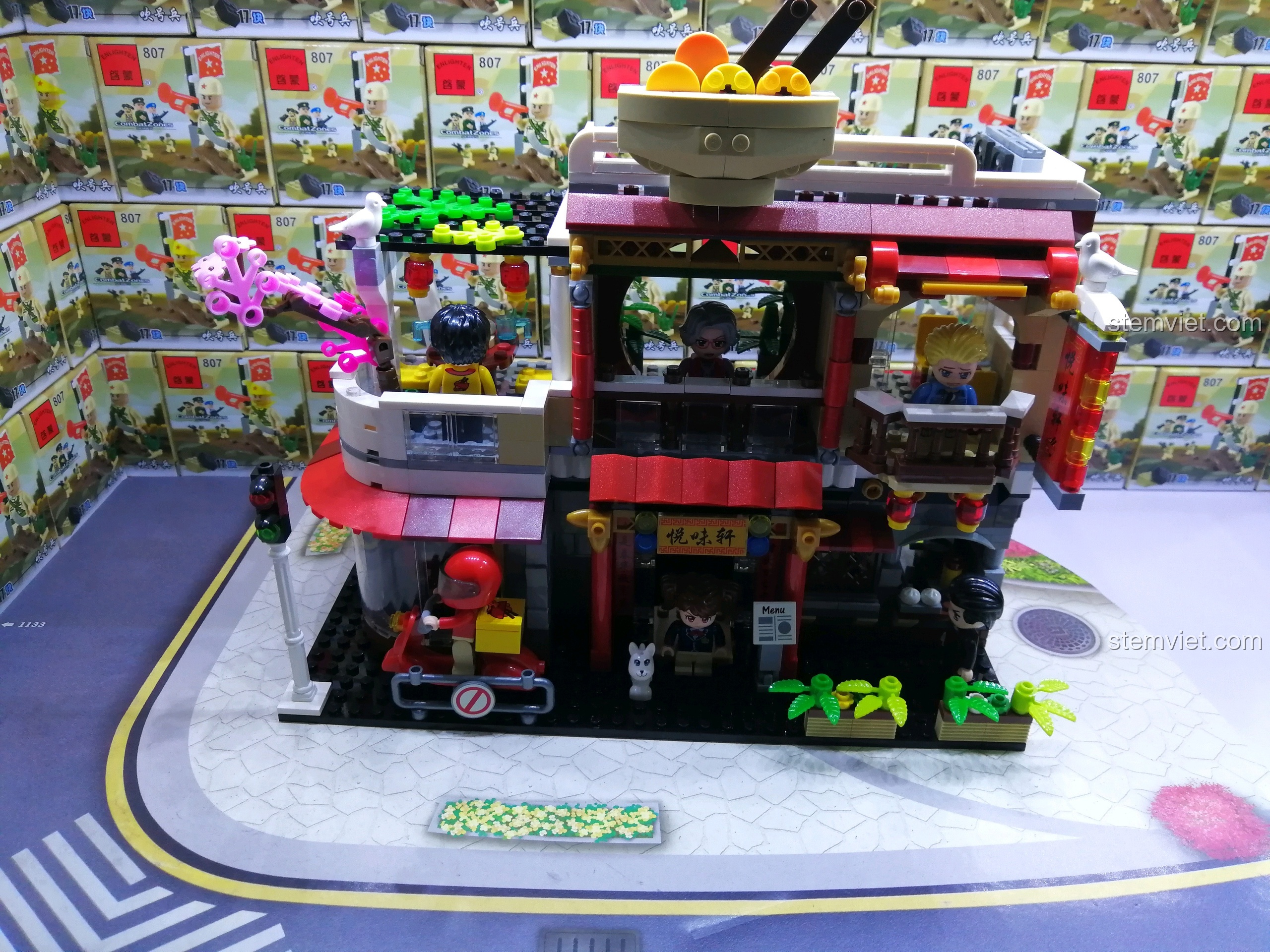 Mô hình QMAN 1137 hoàn chỉnh với 6 nhân vật minifigure được sắp xếp xung quanh, tạo nên một khung cảnh sống động.