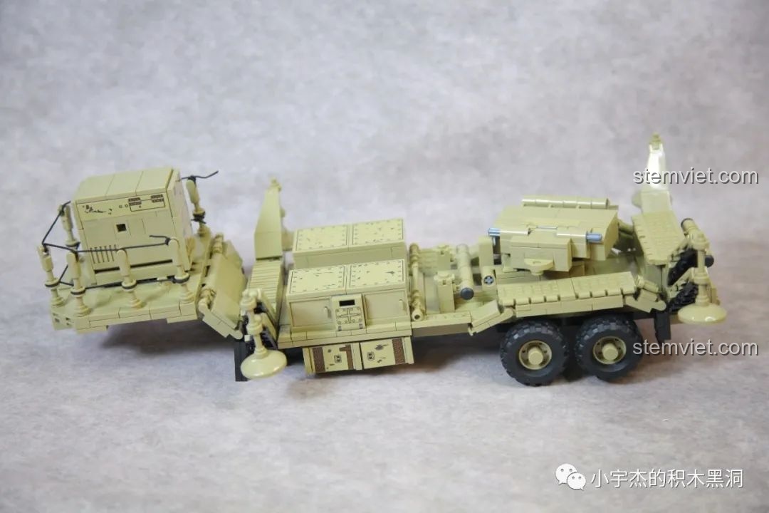 Toàn cảnh phần rơ-moóc của Xe Tải Tên Lửa M983 sau khi hoàn thành các chi tiết phức tạp.