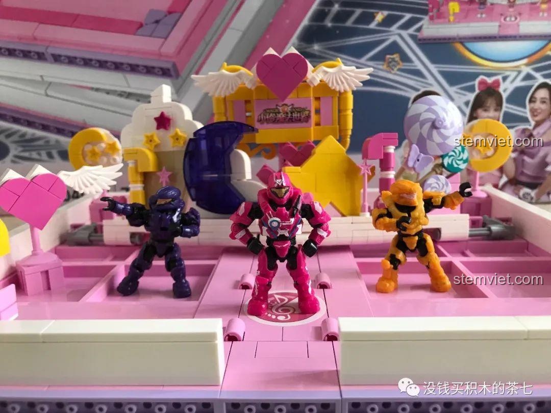 Toàn cảnh sân khấu pop-up của bộ SEMBO 604002 với 3 minifigures.