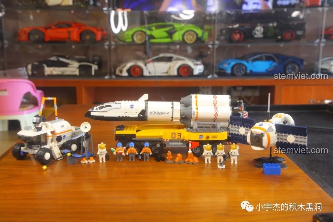 Ảnh chụp toàn bộ sản phẩm GUDI 10803, bao gồm xe tải, tên lửa và 4 minifigures.