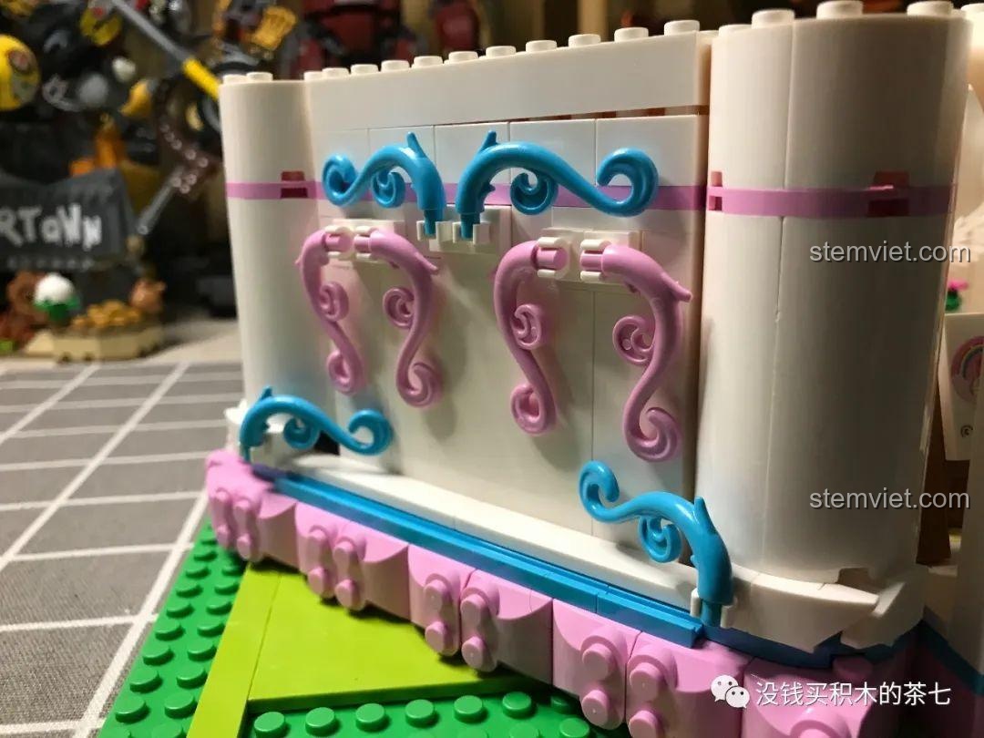 Toàn cảnh sảnh chính tầng một của Lâu Đài Công Chúa Ánh Sáng với đầy đủ nội thất.