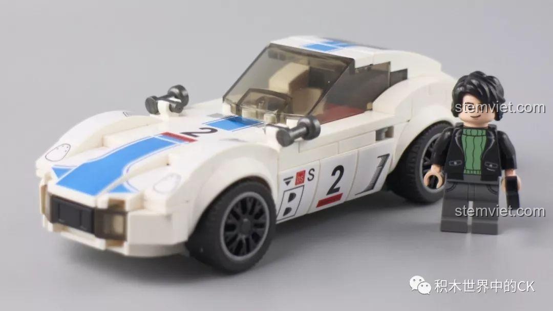 Toàn cảnh mô hình xe Toyota 2000GT SEMBO 607030 và minifigure, một bộ đôi hoàn hảo.