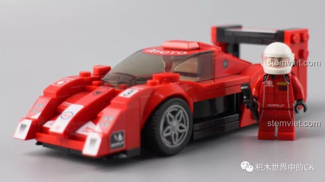 Toàn cảnh mô hình xe Toyota GT-One SEMBO 607032 và minifigure, một bộ đồ chơi xe đua ấn tượng.