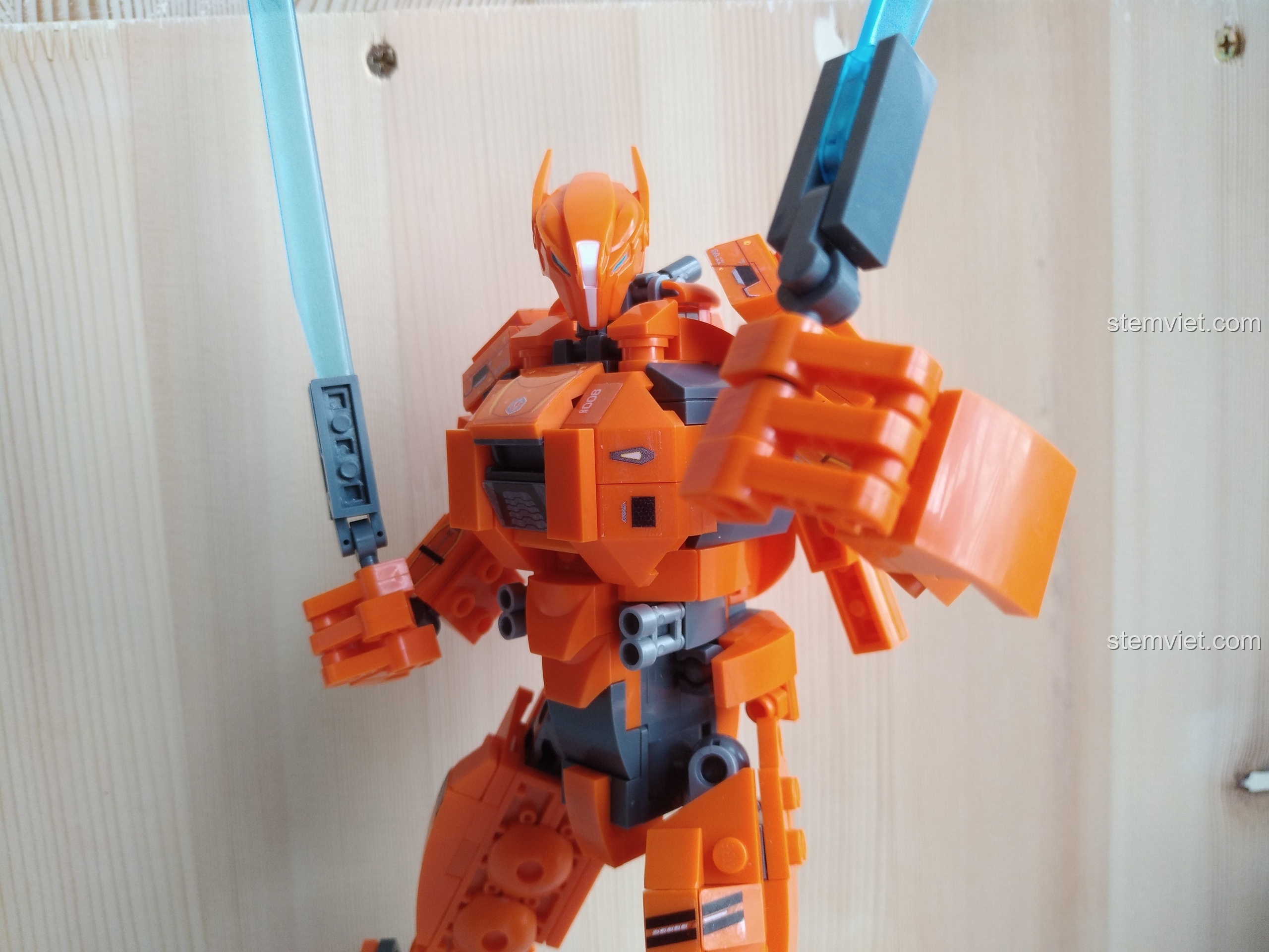 Toàn cảnh đồ chơi lắp ghép Sluban M38B0726B trong tư thế đứng vững chãi, cầm hai thanh kiếm, thể hiện vẻ đẹp tổng thể.