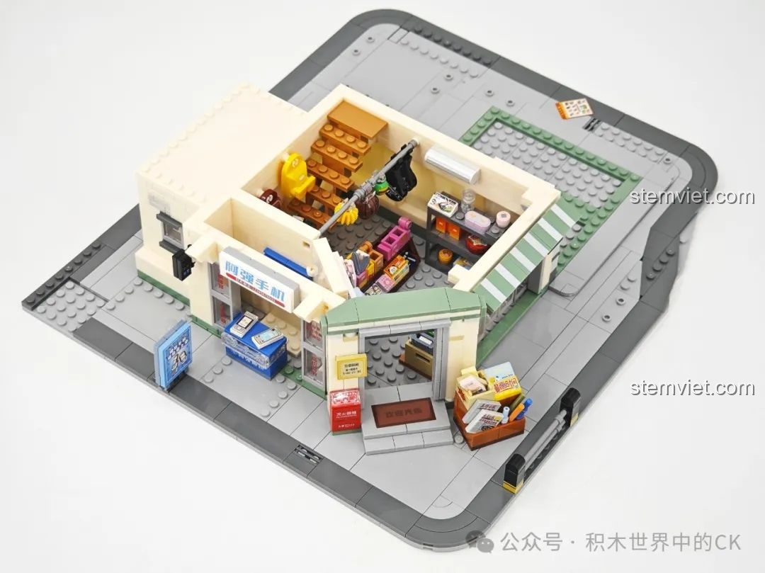 Toàn cảnh tầng một của bộ Wekki 516954 sau khi lắp ráp xong hiệu sách và tiệm điện thoại.