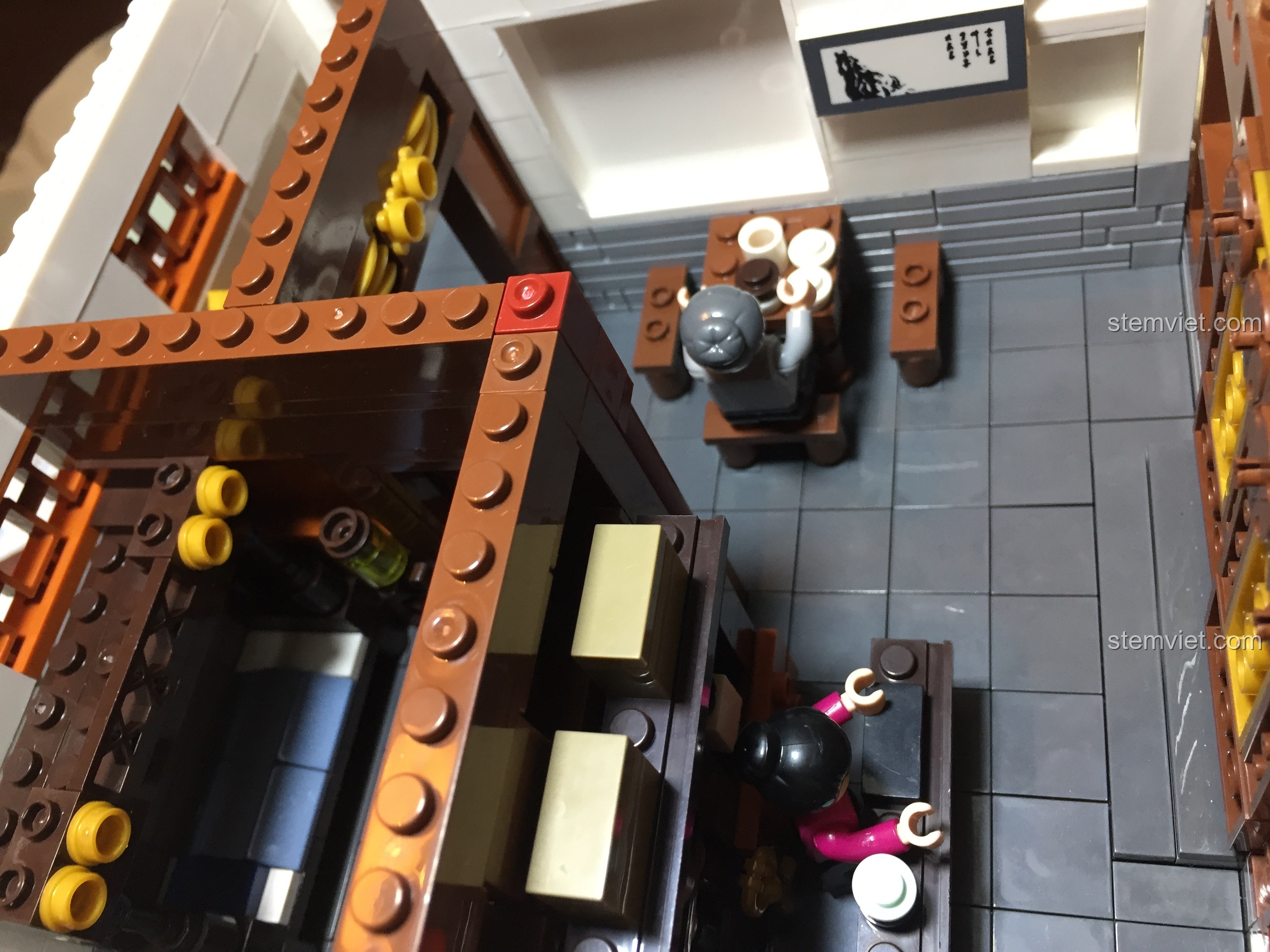 Toàn cảnh tầng một của Vạn Phúc Khách Sạn nhìn từ trên cao, cho thấy cách bố trí không gian hợp lý.