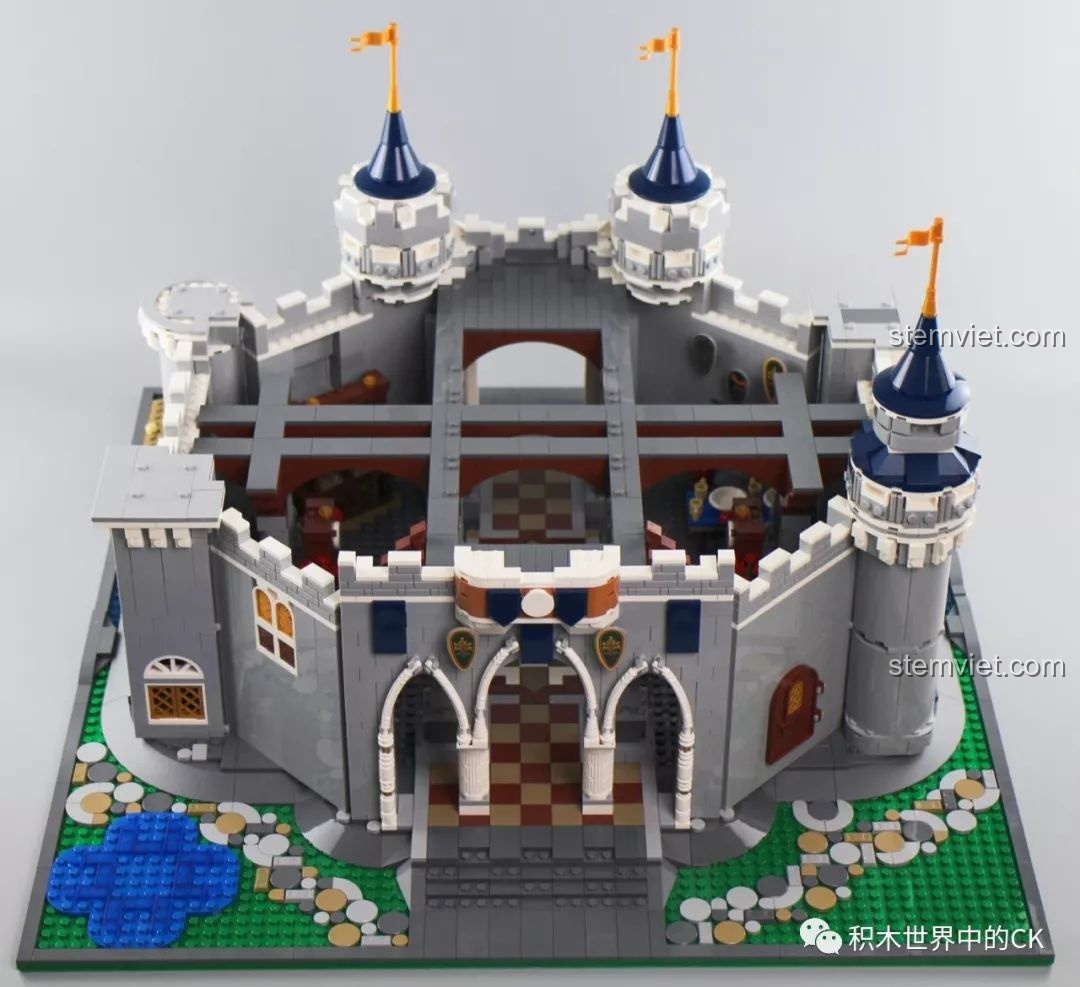 Toàn cảnh mặt sau của tầng trệt mô hình Lâu đài Disney sau khi hoàn thành các bức tường và tháp canh.