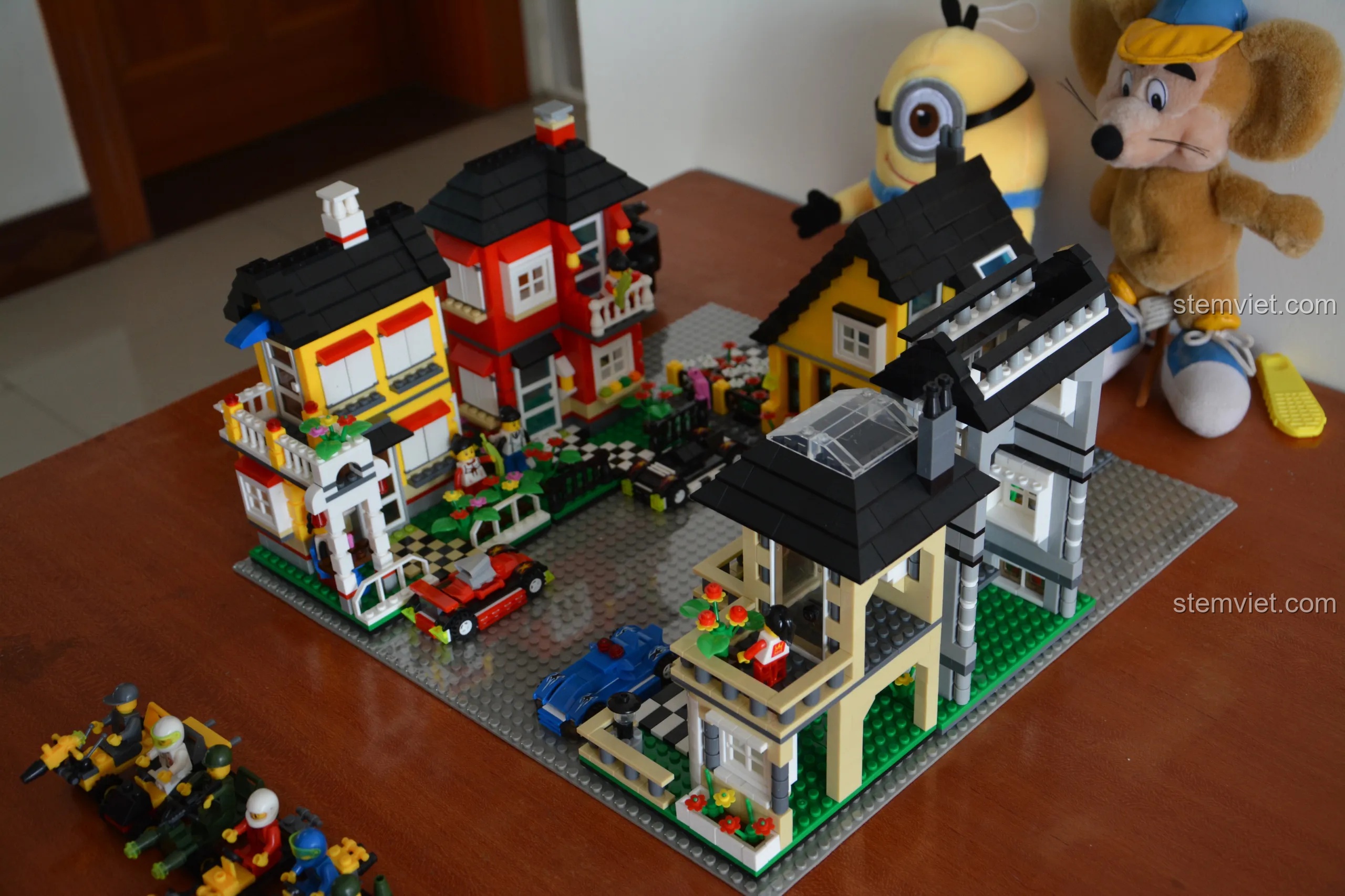 Toàn cảnh thị trấn mini được lắp ráp từ combo nhà phố WANGE, với 5 ngôi nhà và các phương tiện.