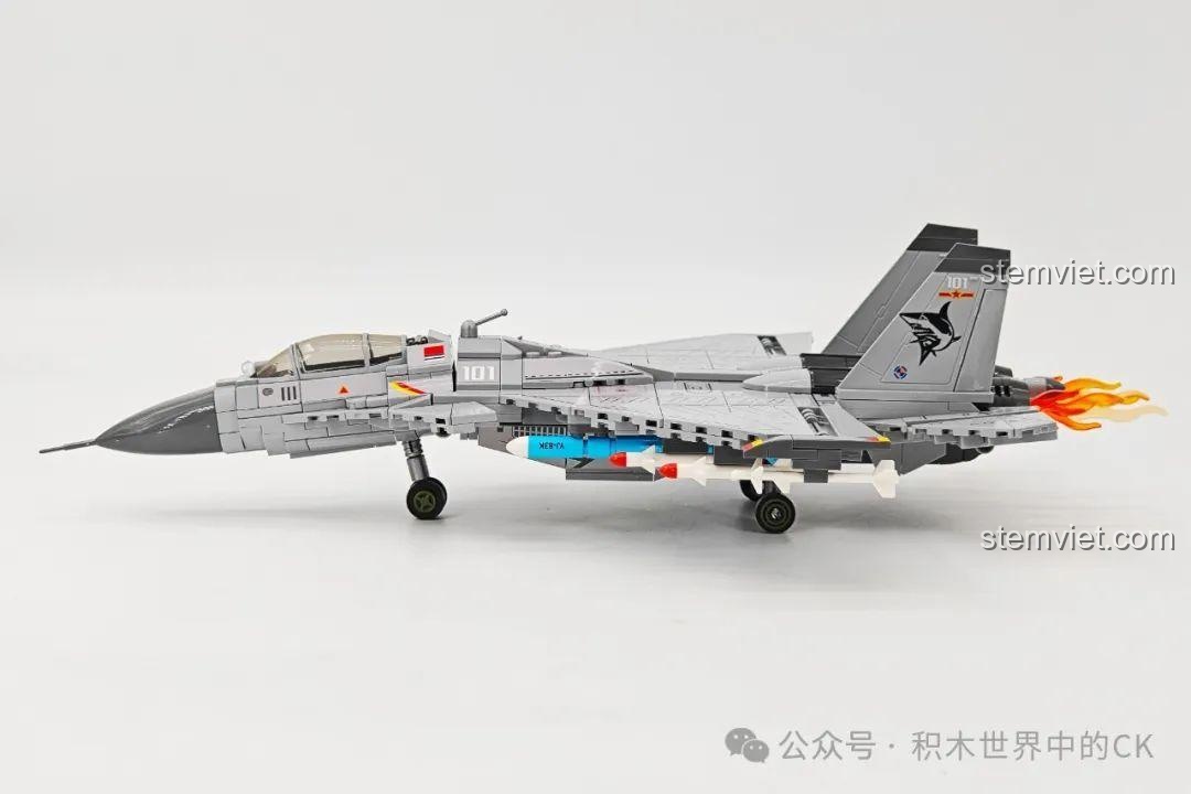 Toàn cảnh mô hình tiêm kích J-15 với đầy đủ vũ khí từ bộ xếp hình sưu tập máy bay chiến đấu hiện đại SEMBO.