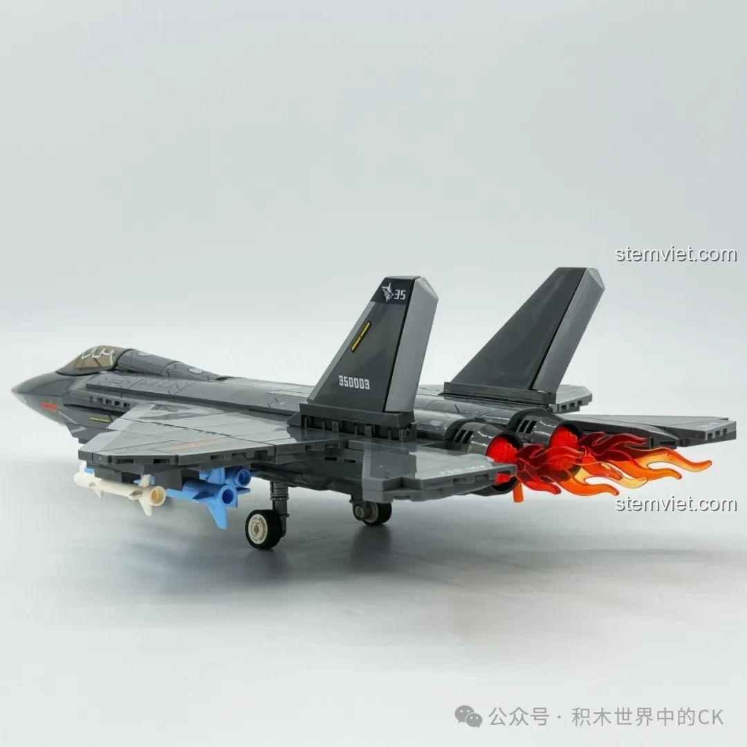 Toàn cảnh mô hình tiêm kích tàng hình J-35 từ bộ đồ chơi Tiêm kích tàng hình J-35 cho trẻ 6+.