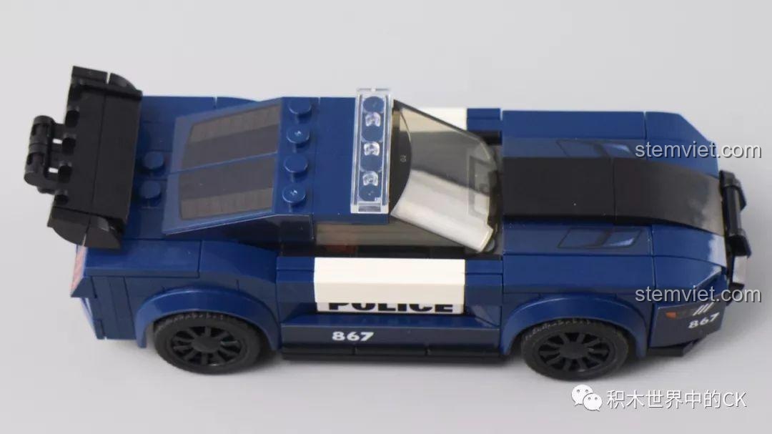 Toàn cảnh từ trên của bộ lắp ráp Ford Mustang Police Car, thể hiện sự cân đối trong thiết kế.