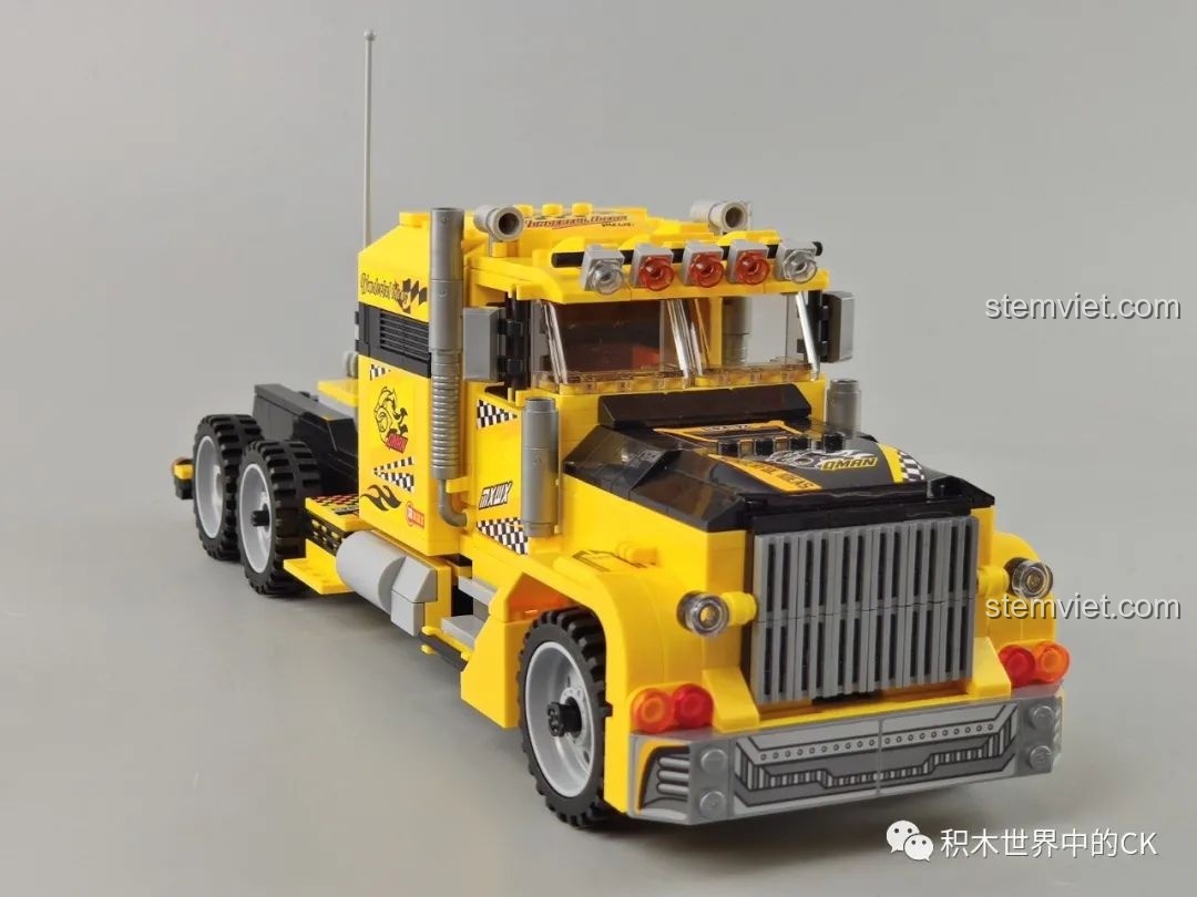 Toàn cảnh từ trên cao của bộ xếp hình Xe Tải 3 trong 1 QMAN chất lượng cao.