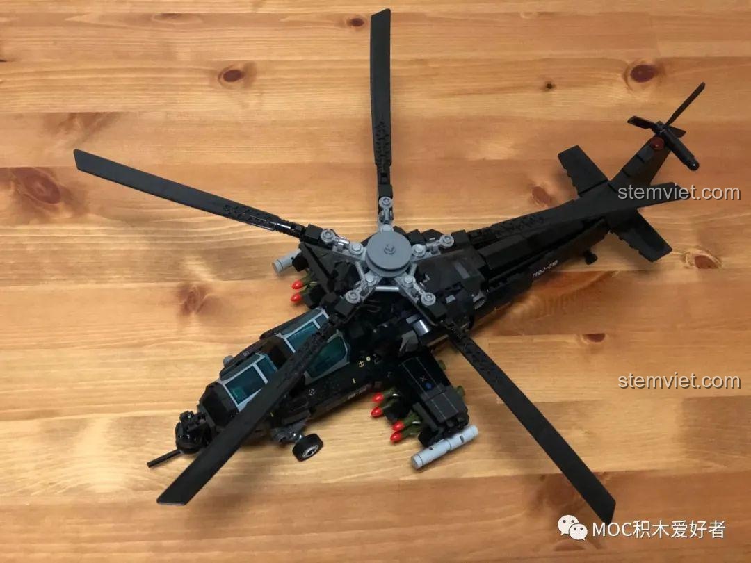 Toàn cảnh mô hình Sembo 202119 Trực thăng tấn công Z-10 nhìn từ trên cao, thể hiện sự cân đối.