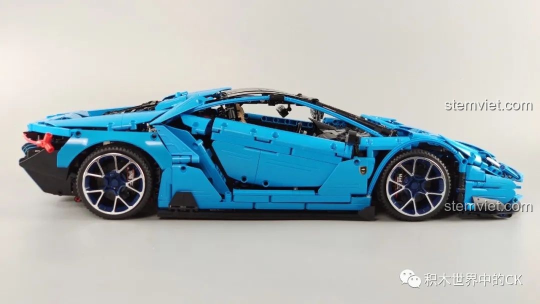 Toàn cảnh từ trên cao của bộ lắp ráp Siêu xe Centenario C61041 tiết kiệm.