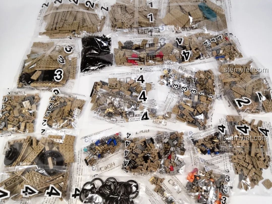 Toàn cảnh các túi chi tiết của bộ lắp ráp CaDA T-90 Tank.