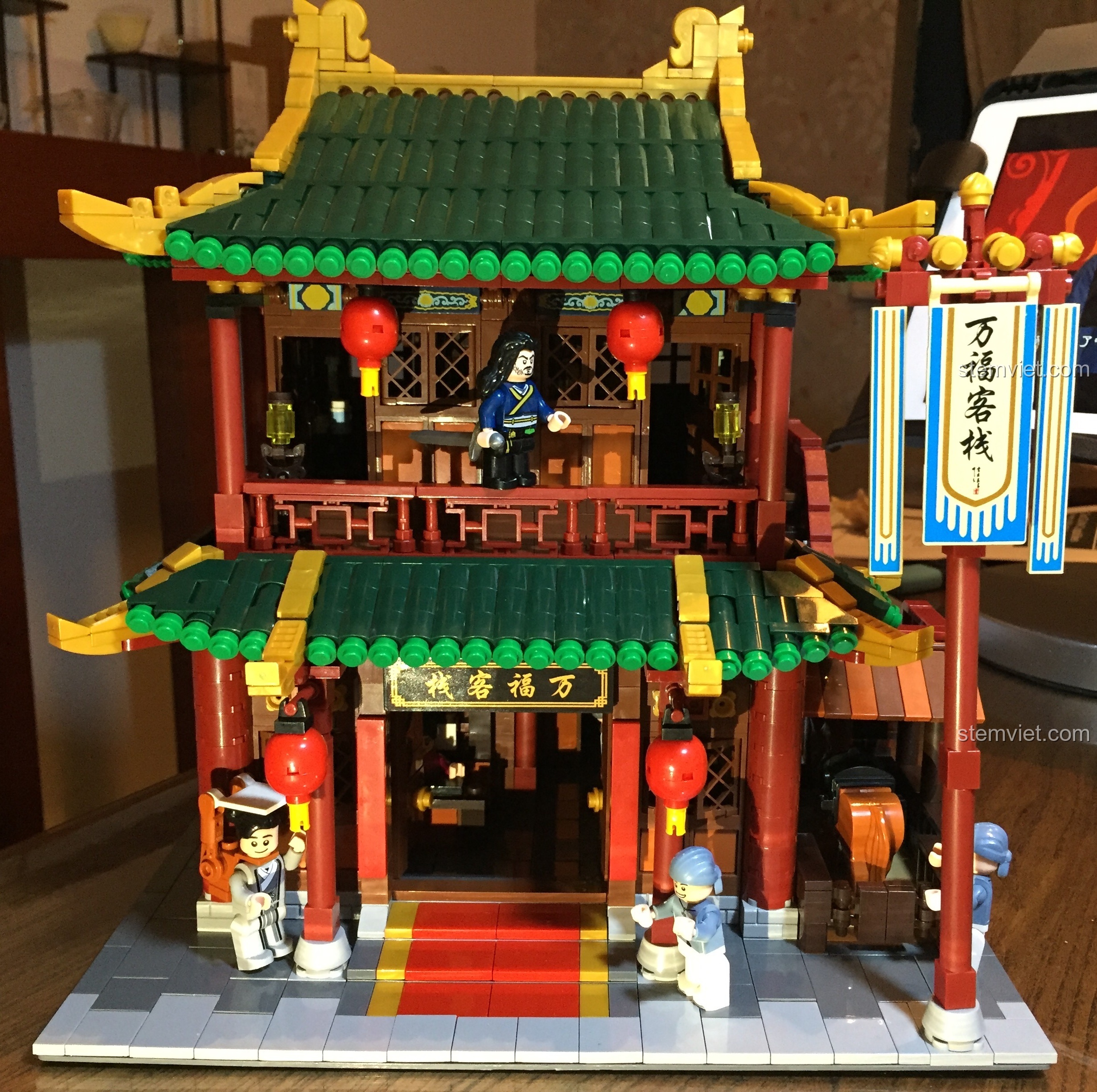 Toàn cảnh mô hình Vạn Phúc Khách Sạn XINGBAO 1022 hoàn chỉnh với tất cả các minifigures.