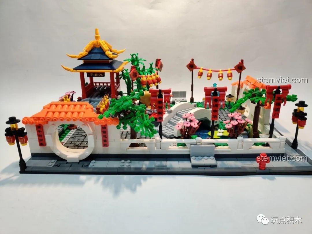 Toàn cảnh bộ lắp ráp WOMA C9123 Lễ hội Đèn lồng trong Vườn sau khi hoàn thành, một sa bàn đẹp mắt.