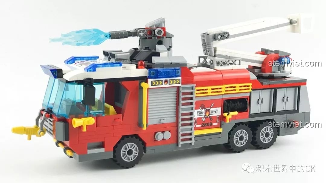 Mô hình xe cứu hỏa QMAN 2809 hoàn chỉnh nhìn từ góc nghiêng, thể hiện kích thước và sự hầm hố.