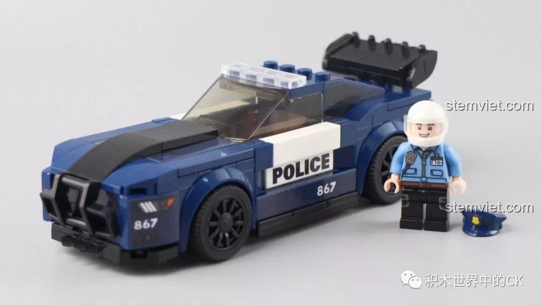 Mô hình xe cảnh sát Ford Mustang Sembo 607029 và minifigure cảnh sát, một bộ đồ chơi lắp ráp hoàn chỉnh.