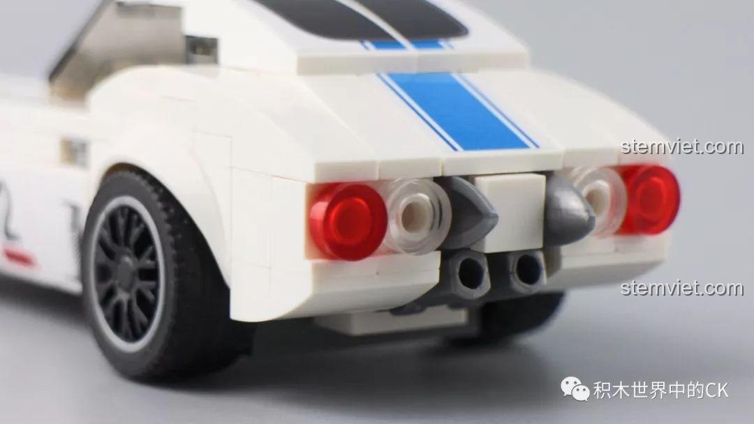 Mô hình xe Toyota 2000 GT Sembo 607030 và minifigure thợ sửa xe, một bộ đồ chơi lắp ráp hoàn chỉnh.